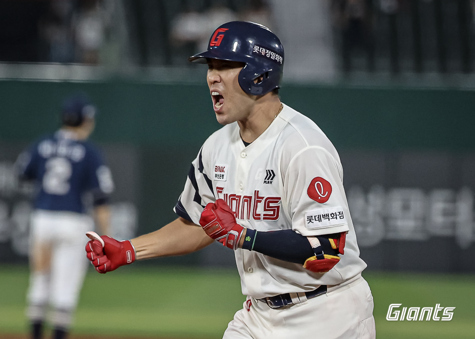 롯데 외야수 전준우는 6일 사직구장에서 열린 '2024 신한 SOL Bank KBO 리그' NC와 주중 3연전 첫 경기에서 1번타자 중견수로 선발 출전했다. 7회말 2타점 적시타로 동점을 만들며 공격에 활력을 불어넣었다. 롯데 자이언츠