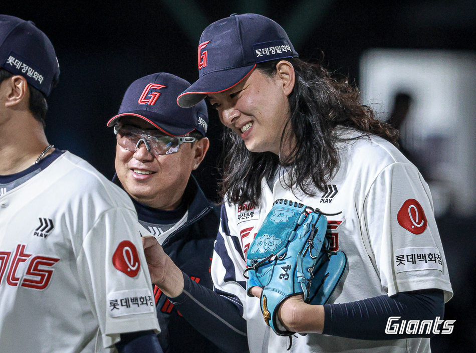 롯데 투수 김원중은 6일 사직구장에서 열린 '2024 신한 SOL Bank KBO 리그' NC와 주중 3연전 첫 경기에서 9회초 구원 등판했다. 1이닝 무실점을 기록하며 9경기 만에 세이브를 챙겼다. 롯데 자이언츠 