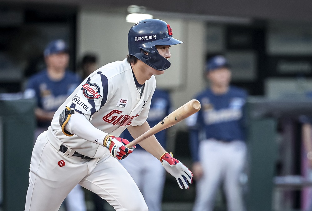 롯데 내야수 나승엽은 6일 사직구장에서 열린 '2024 신한 SOL Bank KBO 리그' NC와 주중 3연전 첫 경기에서 7번타자 1루수로 선발 출전했다. 8회말 1타점 적시타를 쳐 팀 승리에 힘을 보탰다. 롯데 자이언츠