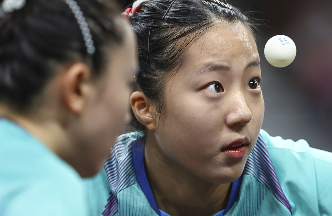 신유빈, 이은혜, 전지희로 팀을 꾸린 한국 여자 탁구대표팀이 6일(한국시간) 프랑스의 사우스 파리 아레나4에서 열린 2024 파리 하계올림픽 탁구 여자 단체전 8강전에서 북유럽의 강호 스웨덴을 완파하고 4강에 진출했다. 한국 여자 탁구가 하계 올림픽 단체전 준결승에 오른 건 2012년 런던 대회 이후 12년 만이다. 이 종목 가장 최근 메달은 2008 베이징 대회까지 거슬러 올라간다. 사진 연합뉴스