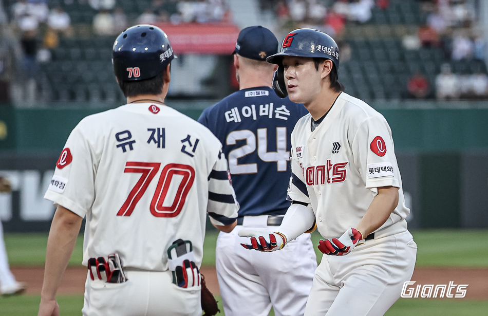 롯데 내야수 나승엽(오른쪽)은 6일 사직구장에서 열린 '2024 신한 SOL Bank KBO 리그' NC와 주중 3연전 첫 경기에서 7번타자 1루수로 선발 출전했다. 8회말 1타점 적시타로 결승타를 만들어 팀 승리에 힘을 보탰다. 롯데 자이언츠