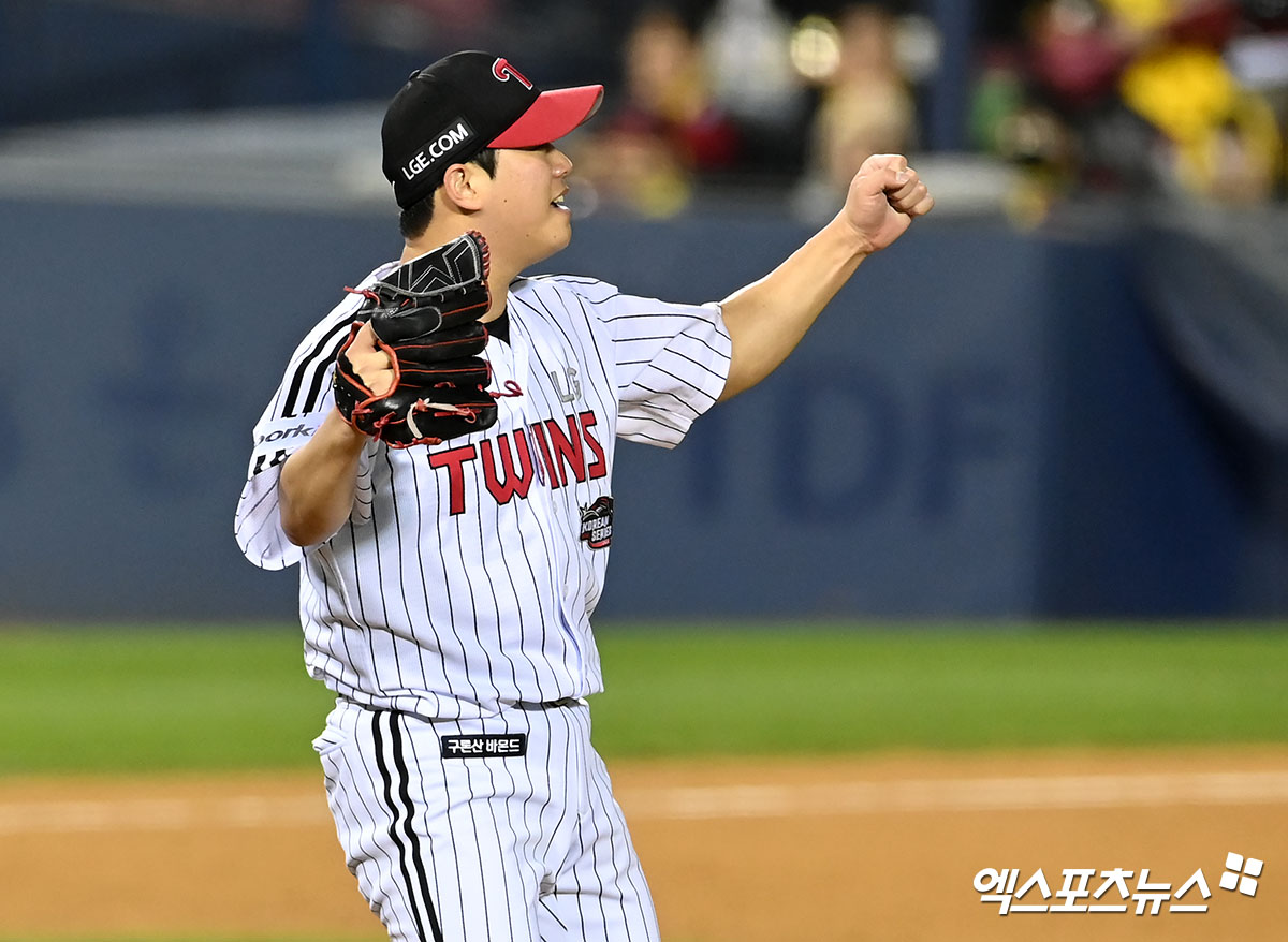 13일 오후 서울 송파구 잠실야구장에서 열린 '2023 신한은행 SOL KBO 포스트시즌' KT 위즈와 LG 트윈스의 한국시리즈 5차전 경기, 8회초 2사 LG 함덕주가 KT 알포드를 루킹 삼진으로 처리한 후 기뻐하고 있다. 엑스포츠뉴스 DB