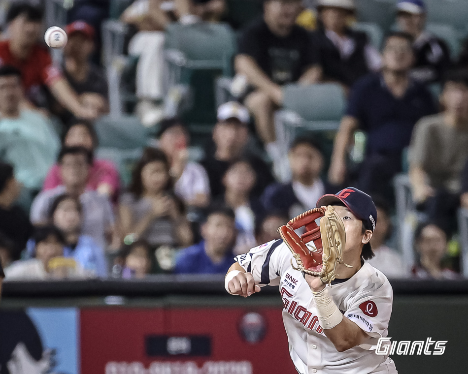 롯데 내야수 최항은 6일 사직구장에서 열린 '2024 신한 SOL Bank KBO 리그' NC와 주중 3연전 첫 경기에서 8회말 대타로 교체 출전했다. 그는 9회초 1사 만루에서 환상적인 점프 캐치를 선보여 실점을 막았다. 롯데 자이언츠