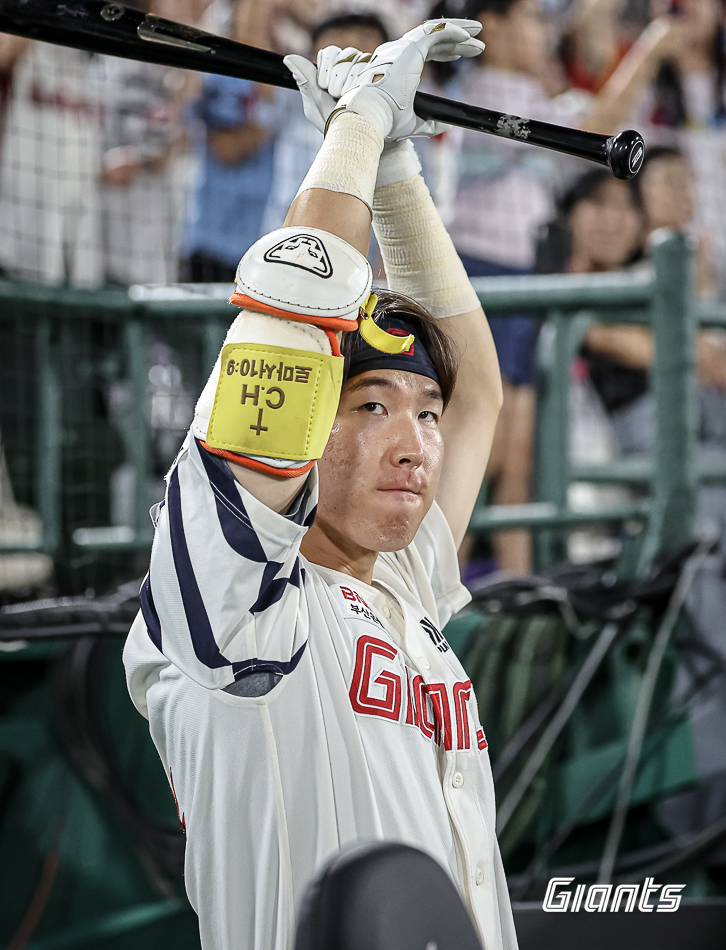 롯데 내야수 최항은 6일 사직구장에서 열린 '2024 신한 SOL Bank KBO 리그' NC와 주중 3연전 첫 경기에서 8회말 대타로 교체 출전했다. 그는 9회초 1사 만루에서 환상적인 점프 캐치를 선보여 실점을 막았다. 롯데 자이언츠