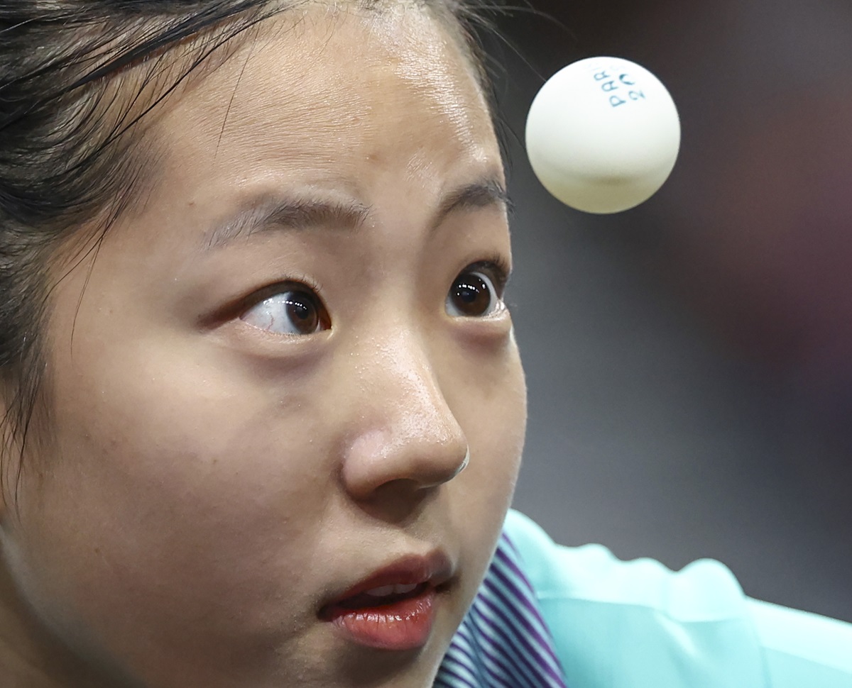 신유빈, 이은혜, 전지희로 팀을 꾸린 한국 여자 탁구대표팀이 6일(한국시간) 프랑스의 사우스 파리 아레나4에서 열린 2024 파리 하계올림픽 탁구 여자 단체전 8강전에서 북유럽의 강호 스웨덴을 완파하고 4강에 진출했다. 신유빈은 이번 대회에서 혼합 복식 동메달, 여자 단식 4위에 이어 여자 단체전도 준결승 진출에 성공하는 기염을 토했다. 사진 연합뉴스