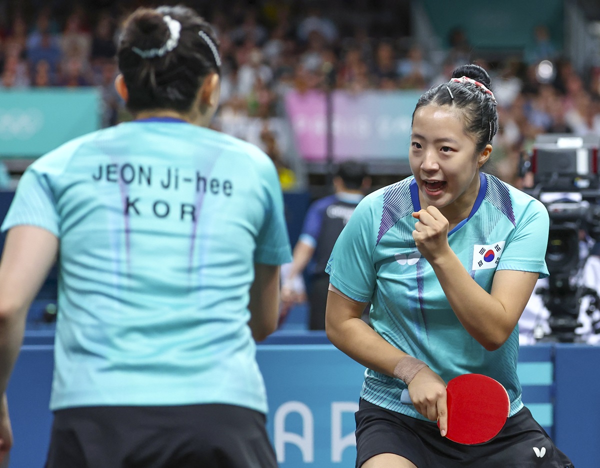 신유빈, 이은혜, 전지희로 팀을 꾸린 한국 여자 탁구대표팀이 6일(한국시간) 프랑스의 사우스 파리 아레나4에서 열린 2024 파리 하계올림픽 탁구 여자 단체전 8강전에서 북유럽의 강호 스웨덴을 완파하고 4강에 진출했다. 신유빈은 이번 대회에서 혼합 복식 동메달, 여자 단식 4위에 이어 여자 단체전도 준결승 진출에 성공하는 기염을 토했다. 사진 연합뉴스