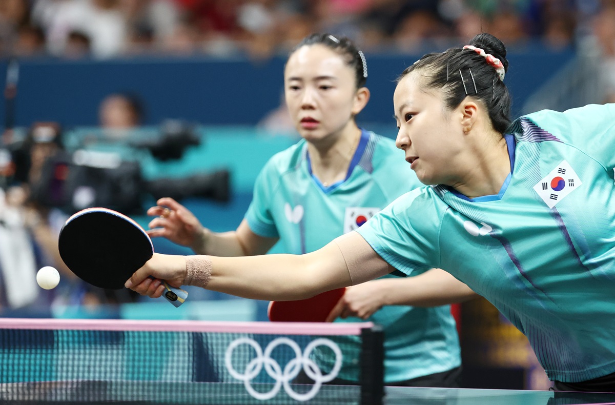 신유빈, 이은혜, 전지희로 팀을 꾸린 한국 여자 탁구대표팀이 6일(한국시간) 프랑스의 사우스 파리 아레나4에서 열린 2024 파리 하계올림픽 탁구 여자 단체전 8강전에서 북유럽의 강호 스웨덴을 완파하고 4강에 진출했다. 신유빈은 이번 대회에서 혼합 복식 동메달, 여자 단식 4위에 이어 여자 단체전도 준결승 진출에 성공하는 기염을 토했다. 사진 연합뉴스