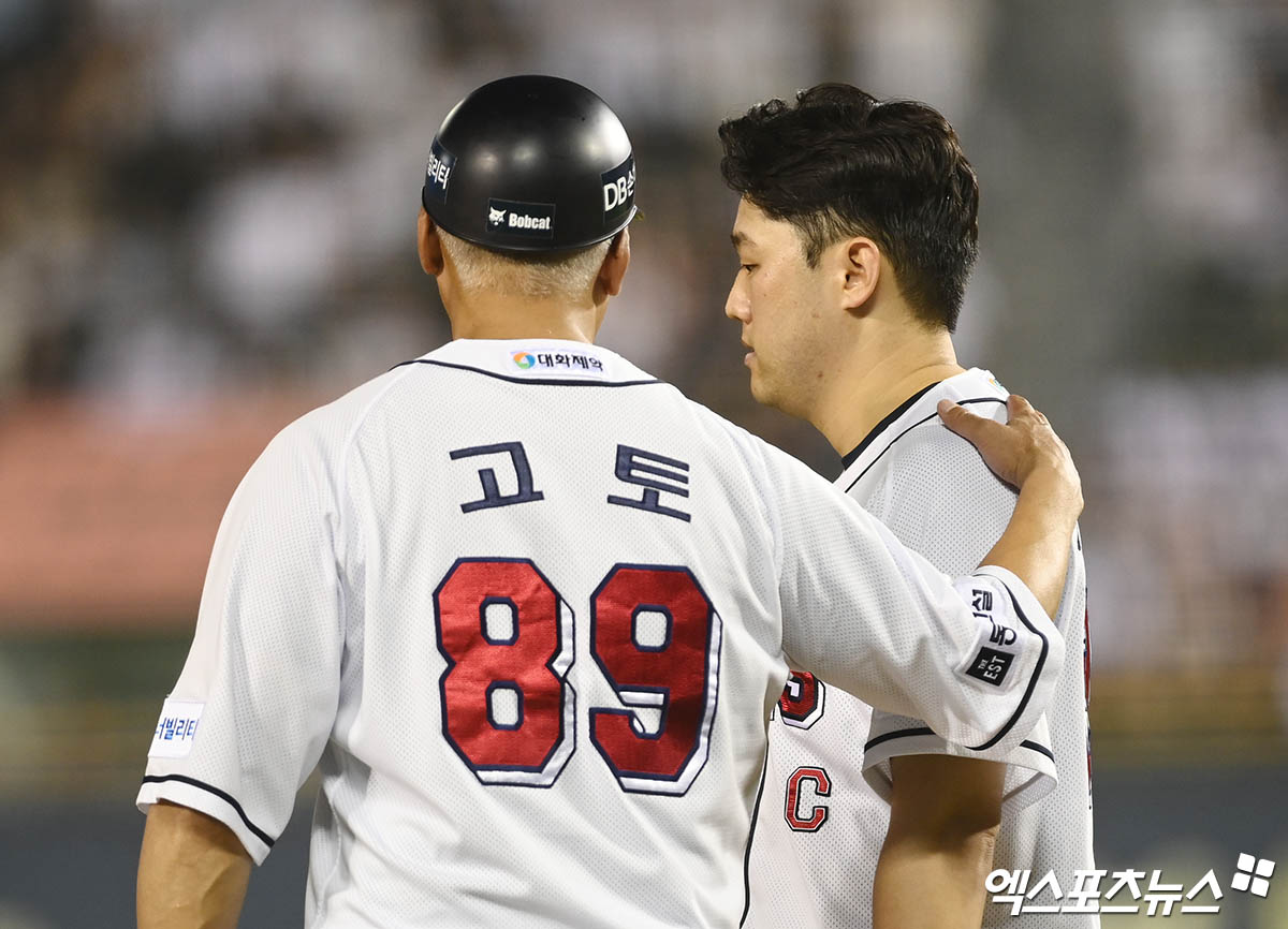 12일 오후 서울 잠실야구장에서 열린 '2024 신한 SOL Bank KBO리그' 삼성 라이온즈와 두산 베어스의 경기, 8회말 무사 두산 선두타자 양석환의 홈런성 타구 관련해 삼성 측 요청으로 비디오 판독 실시 후 원심 번복되며 3루타로 판정되자 두산 이승엽 감독이 그라운드로 나와 비디오 판독 결과에 대해 항의하며 퇴장 당했다. 양석환을 격려하는 고토 코치. 엑스포츠뉴스 DB