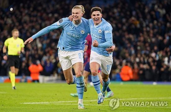 맨체스터 시티가 훌리안 알바레스를 매각해 엄청난 수익을 벌어들일 예정이다. 복수의 유럽축구 이적시장 전문가들에 따르면 맨시티와 아틀레티코 마드리드가 알바레스 영입에 합의했다. 맨시티가 알바레스를 매각해 벌어들일 것으로 예상되는 이적료는 무려 7500만 유로(약 1127억) 이상이다. 이는 맨시티 역사상 방출 최고액에 해당하는 금액으로, 맨시티는 2년 반 전 알바레스를 영입했을 당시 지출했던 이적료의 5배 이상을 챙기게 됐다. 사진 연합뉴스