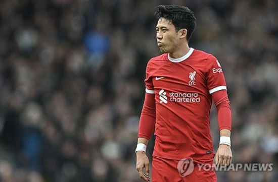 일본 축구 국가대표팀의 주장인 엔도 와타루의 프리미어리그(PL) 드림은 이렇게 끝나는 걸까. 엔도를 영입했던 위르겐 클롭 감독이 떠나고 아르네 슬롯 감독이 부임한 이후 엔도의 입지에 급격한 변화가 생겼다. 지난 시즌을 앞두고 리버풀에 입단했던 엔도가 한 시즌 만에 리버풀을 떠날 수 있다는 소식이 전해졌다. 사진 연합뉴스