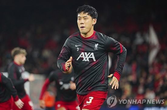 일본 축구 국가대표팀의 주장인 엔도 와타루의 프리미어리그(PL) 드림은 이렇게 끝나는 걸까. 엔도를 영입했던 위르겐 클롭 감독이 떠나고 아르네 슬롯 감독이 부임한 이후 엔도의 입지에 급격한 변화가 생겼다. 지난 시즌을 앞두고 리버풀에 입단했던 엔도가 한 시즌 만에 리버풀을 떠날 수 있다는 소식이 전해졌다. 사진 연합뉴스