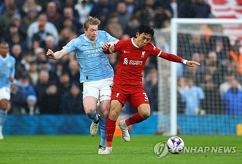 일본 축구 국가대표팀의 주장인 엔도 와타루의 프리미어리그(PL) 드림은 이렇게 끝나는 걸까. 엔도를 영입했던 위르겐 클롭 감독이 떠나고 아르네 슬롯 감독이 부임한 이후 엔도의 입지에 급격한 변화가 생겼다. 지난 시즌을 앞두고 리버풀에 입단했던 엔도가 한 시즌 만에 리버풀을 떠날 수 있다는 소식이 전해졌다. 사진 연합뉴스