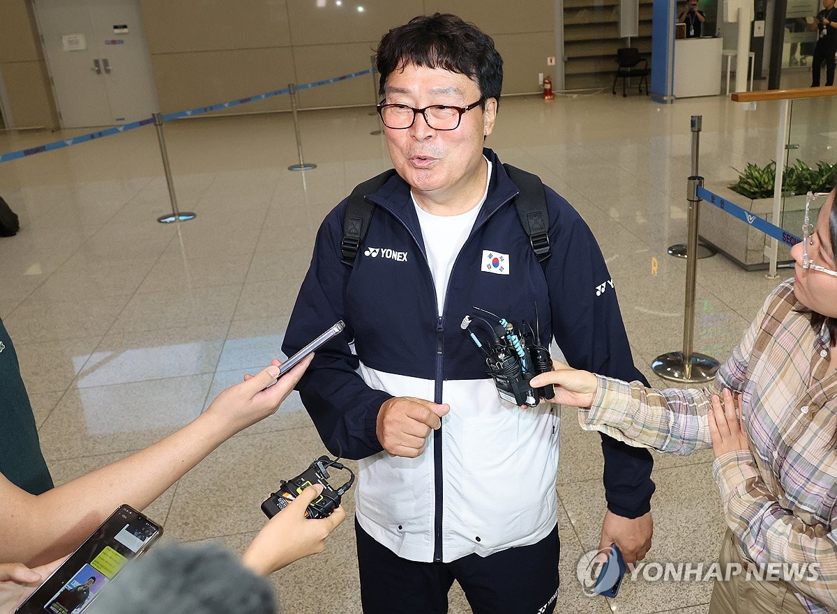 7일 귀국한 김택규 대한배드민턴협회장이 인천공항에서 기자들의 질문에 답하고 있다. 연합뉴스