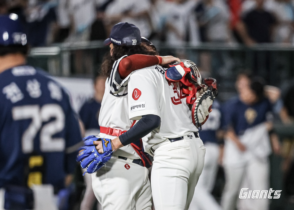 롯데 투수 김원중(오른쪽)은 6일 사직구장에서 열린 '2024 신한 SOL Bank KBO 리그' NC와 주중 3연전 첫 경기에서 9회초 구원 등판했다. 1이닝 무실점을 기록하며 9경기 만에 세이브를 챙겼다. 롯데 자이언츠