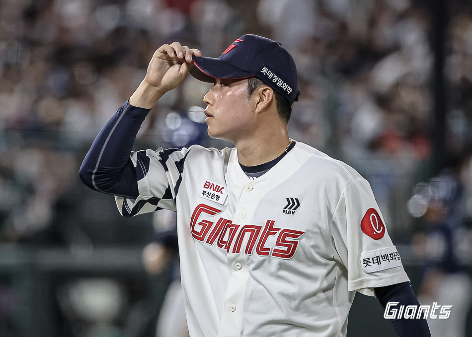 롯데 투수 김강현은 6일 사직구장에서 열린 '2024 신한 SOL Bank KBO 리그' NC와 주중 3연전 첫 경기에서 6회초 구원 등판했다. 1⅔이닝 무실점으로 NC 타선을 제압해 팀 승리에 힘을 보탰다. 롯데 자이언츠