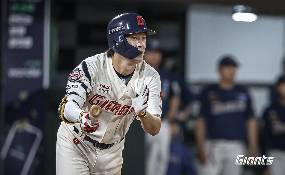 롯데 내야수 나승엽은 7일 사직구장에서 열릴 '2024 신한 SOL Bank KBO 리그' NC와 주중 3연전 두 번째 경기에서 6번타자 1루수로 선발 출전한다. 나승엽은 지난 경기 결승타를 치는 등 최근 타격감이 좋다. 롯데 자이언츠