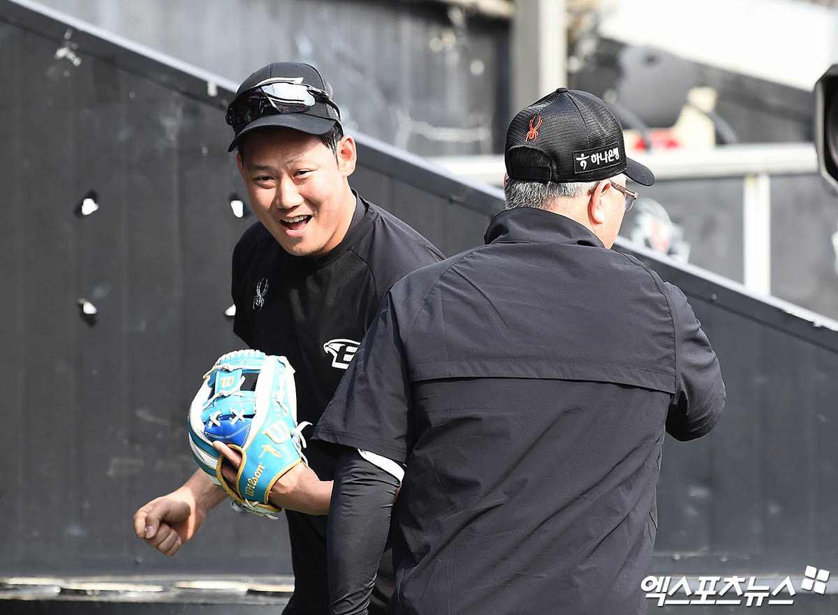 왼쪽부터 한화 이글스 내야수 하주석과 김경문 감독. 훈련을 마친 하주석을 김 감독이 격려하고 있다. 엑스포츠뉴스 DB