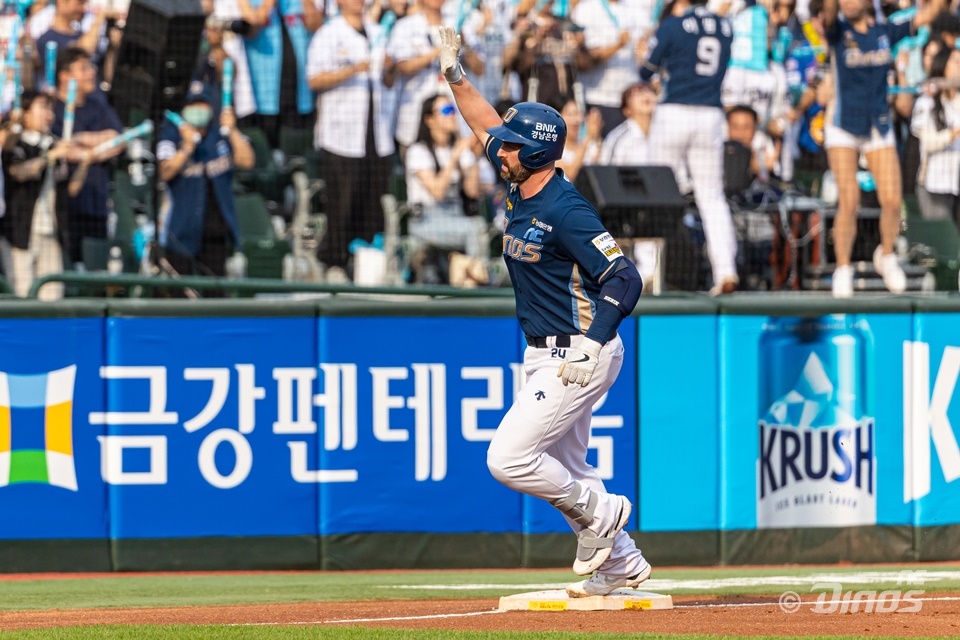 NC 내야수 데이비슨은 7일 사직구장에서 열린 '2024 신한 SOL Bank KBO 리그' 롯데와 주중 3연전 두 번째 경기에서 3번타자 1루수로 선발 출전했다. 1회초 팀에 선취점을 안겨주는 2점 홈런을 쳐냈다. NC 다이노스