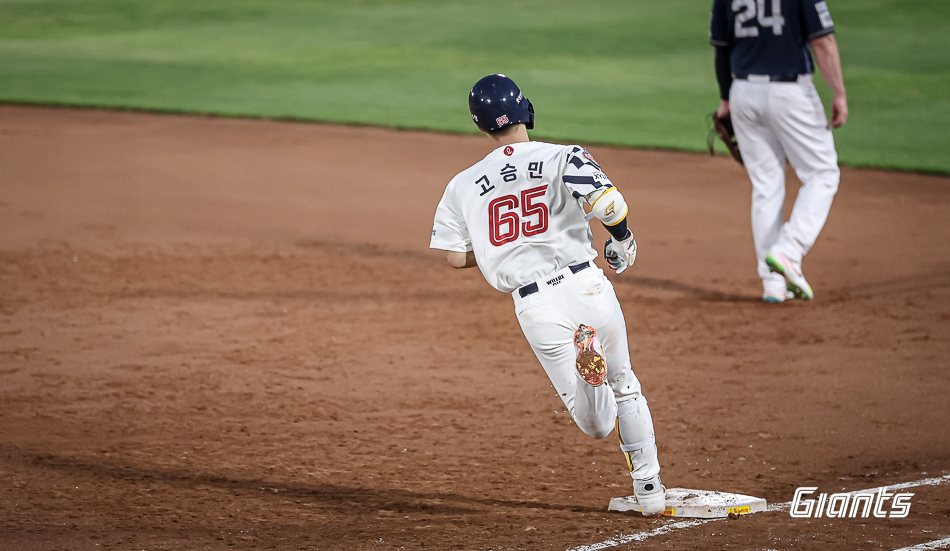 롯데 내야수 고승민은 7일 사직구장에서 열린 '2024 신한 SOL Bank KBO 리그' NC와 주중 3연전 두 번째 경기에서 2번타자 2루수로 선발 출전했다. 1회말 동점포를 쳐 2-2 승부의 균형을 맞췄다. 롯데 자이언츠 