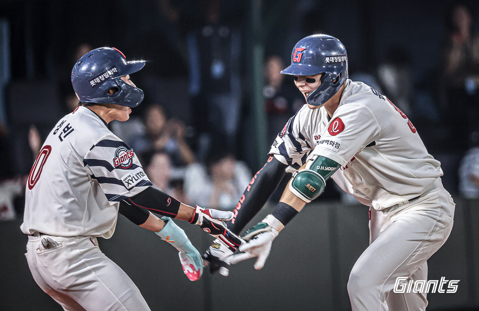 롯데 외야수 윤동희(오른쪽)는 7일 사직구장에서 열린 '2024 신한 SOL Bank KBO 리그' NC와 주중 3연전 두 번째 경기에서 7번타자 우익수로 선발 출전했다. 1회말 팀에 리드를 안겨주는 3점 홈런을 쳤다. 롯데 자이언츠