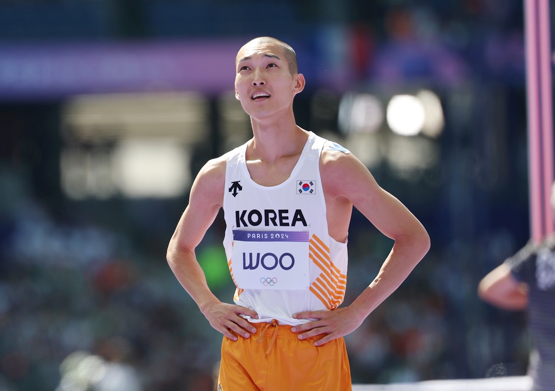 한국 남자 육상 높이뛰기의 간판 우상혁이 7일(한국시간) 프랑스 파리의 스타드 드 프랑스에서 열린 2024 파리 올림픽 육상 남자 높이뛰기 예선에서 2ｍ27을 넘고 결선에 진출했다. 전체 예선 출전 선수 28명 중 공동 3위에 오르며 쾌조의 컨디션을 과시했다. 예선을 마친 뒤에는 결선에서 포디움 가장 높은 곳에 오르겠다는 출사표를 던졌다. 사진 연합뉴스