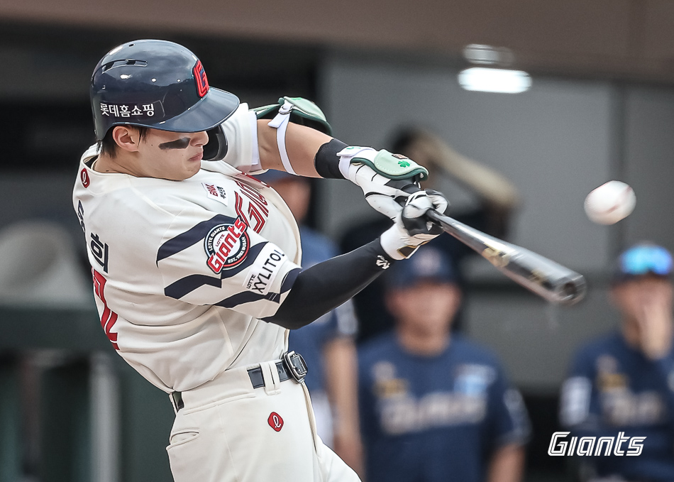 롯데 외야수 윤동희는 7일 사직구장에서 열린 '2024 신한 SOL Bank KBO 리그' NC와 주중 3연전 두 번째 경기에서 7번타자 우익수로 선발 출전했다. 1회말 결승 3점 홈런으로 팀 승리에 보탬이 됐다. 롯데 자이언츠