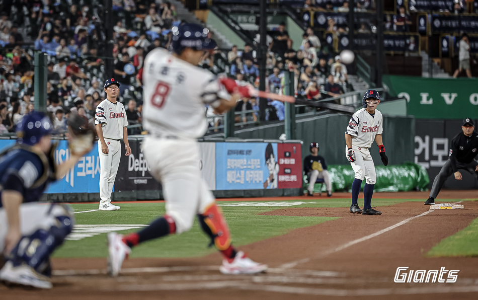 롯데 외야수 전준우는 7일 사직구장에서 열린 '2024 신한 SOL Bank KBO 리그' NC와 주중 3연전 두 번째 경기에서 3번타자 지명타자로 선발 출전했다. 2회말 희생플라이로 공격에 활력을 불어넣었다. 롯데 자이언츠