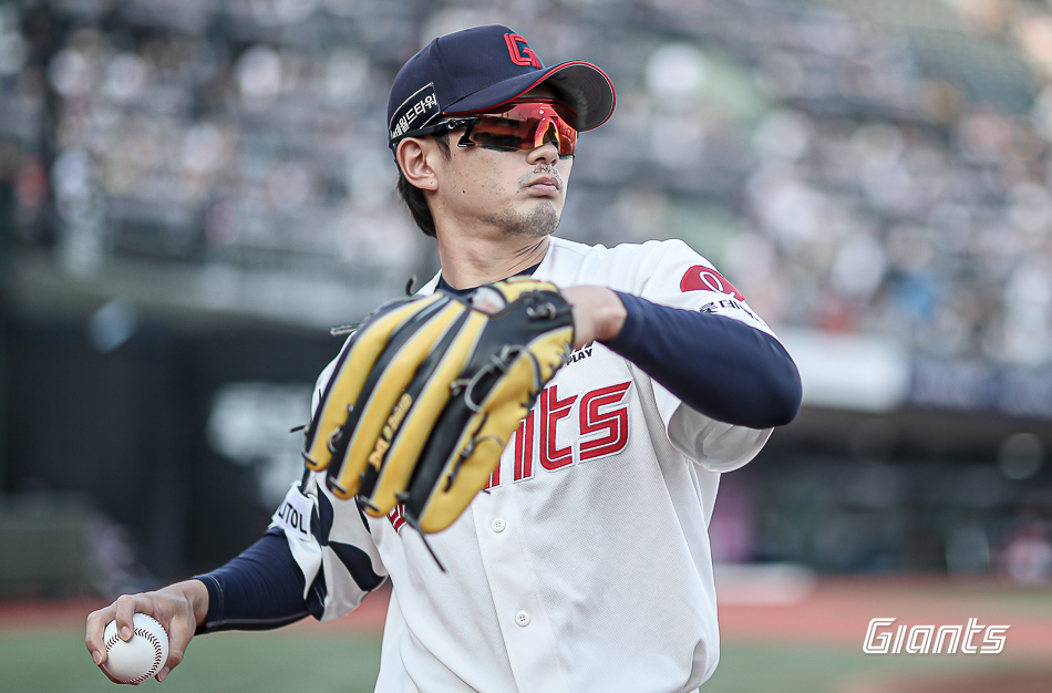 롯데 내야수 신윤후는 7일 사직구장에서 열린 '2024 신한 SOL Bank KBO 리그' NC와 주중 3연전 두 번째 경기에서 7회초 대수비로 투입됐다. 그리고 8회말 첫 타석에서 손주환의 투구에 머리를 맞으며 경기장을 빠져나갔다. 신윤후는 검진 차 병원 내원할 예정이다. 롯데 자이언츠 