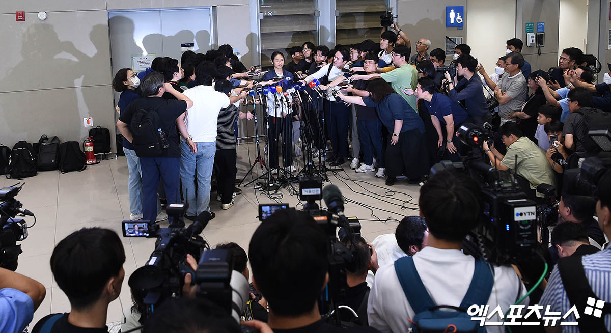 대한체육회가 2024 파리 올림픽 배드민턴 여자 단식에서 금메달을 획득한 뒤 대한배드민턴협회를 향한 작심 발언으로 논란을 부른 안세영(삼성생명) 사건을 살필 조사위원회(이하 조사위)를 구성하기로 했다고 7일 발표했다. 문제점이 드러나면 감사로 전환할 예정이다. 엑스포츠뉴스DB