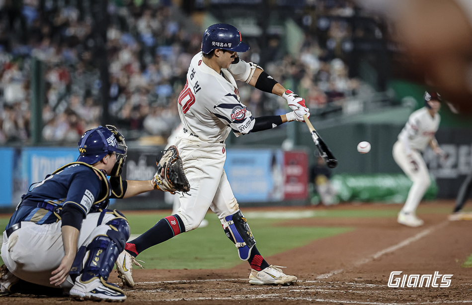 롯데 포수 손성빈은 7일 사직구장에서 열린 '2024 신한 SOL Bank KBO 리그' NC와 주중 3연전 두 번째 경기에서 9번타자 포수로 선발 출전했다. 5회말 3점 홈런을 쳐내며 팀 승리에 힘을 보탰다. 롯데 자이언츠