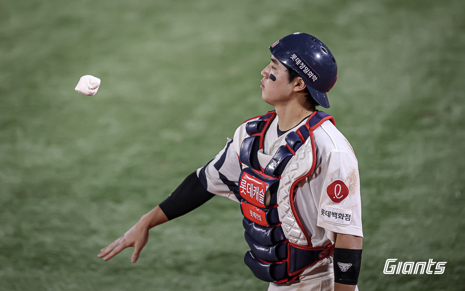 롯데 포수 손성빈은 7일 사직구장에서 열린 '2024 신한 SOL Bank KBO 리그' NC와 주중 3연전 두 번째 경기에서 9번타자 포수로 선발 출전했다. 5회말 3점 홈런을 쳐내며 팀 승리에 힘을 보탰다. 롯데 자이언츠