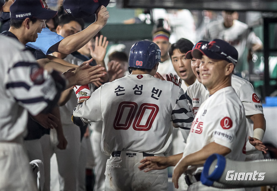 롯데 포수 손성빈은 7일 사직구장에서 열린 '2024 신한 SOL Bank KBO 리그' NC와 주중 3연전 두 번째 경기에서 9번타자 포수로 선발 출전했다. 5회말 3점 홈런을 쳐내며 팀 승리에 힘을 보탰다. 롯데 자이언츠