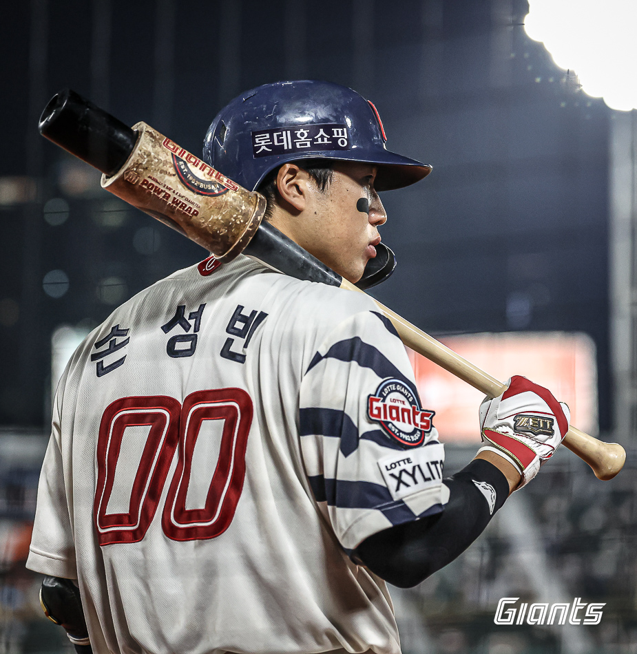 롯데 포수 손성빈은 7일 사직구장에서 열린 '2024 신한 SOL Bank KBO 리그' NC와 주중 3연전 두 번째 경기에서 9번타자 포수로 선발 출전했다. 5회말 3점 홈런을 쳐내며 팀 승리에 힘을 보탰다. 롯데 자이언츠