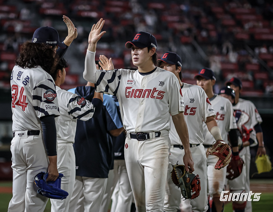 롯데는 7일 사직구장에서 열린 '2024 신한 SOL Bank KBO 리그' NC와 주중 3연전 두 번째 경기에서 14-7로 승리했다. 이날 경기를 포함해 8월 치른 4경기에서 모두 승리해 분위기를 끌어올리고 있다. 롯데 자이언츠