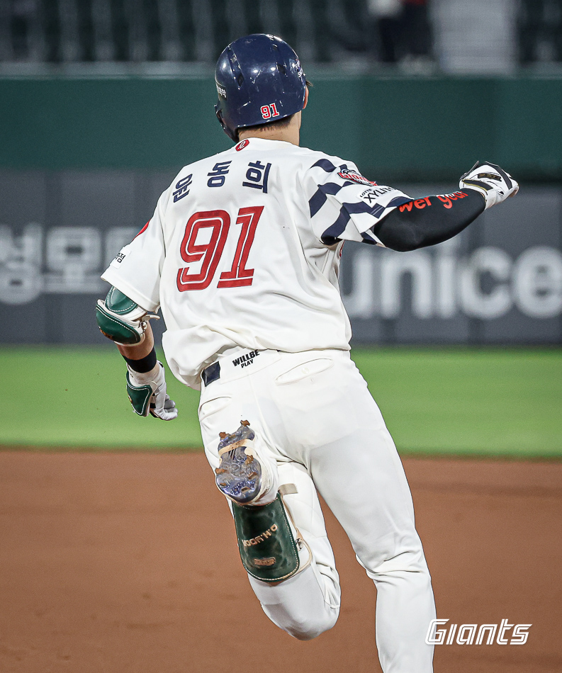 롯데 외야수 윤동희는 7일 사직구장에서 열린 '2024 신한 SOL Bank KBO 리그' NC와 주중 3연전 두 번째 경기에서 7번타자 우익수로 선발 출전했다. 1회말 결승 3점 홈런으로 팀 승리에 보탬이 됐다. 롯데 자이언츠