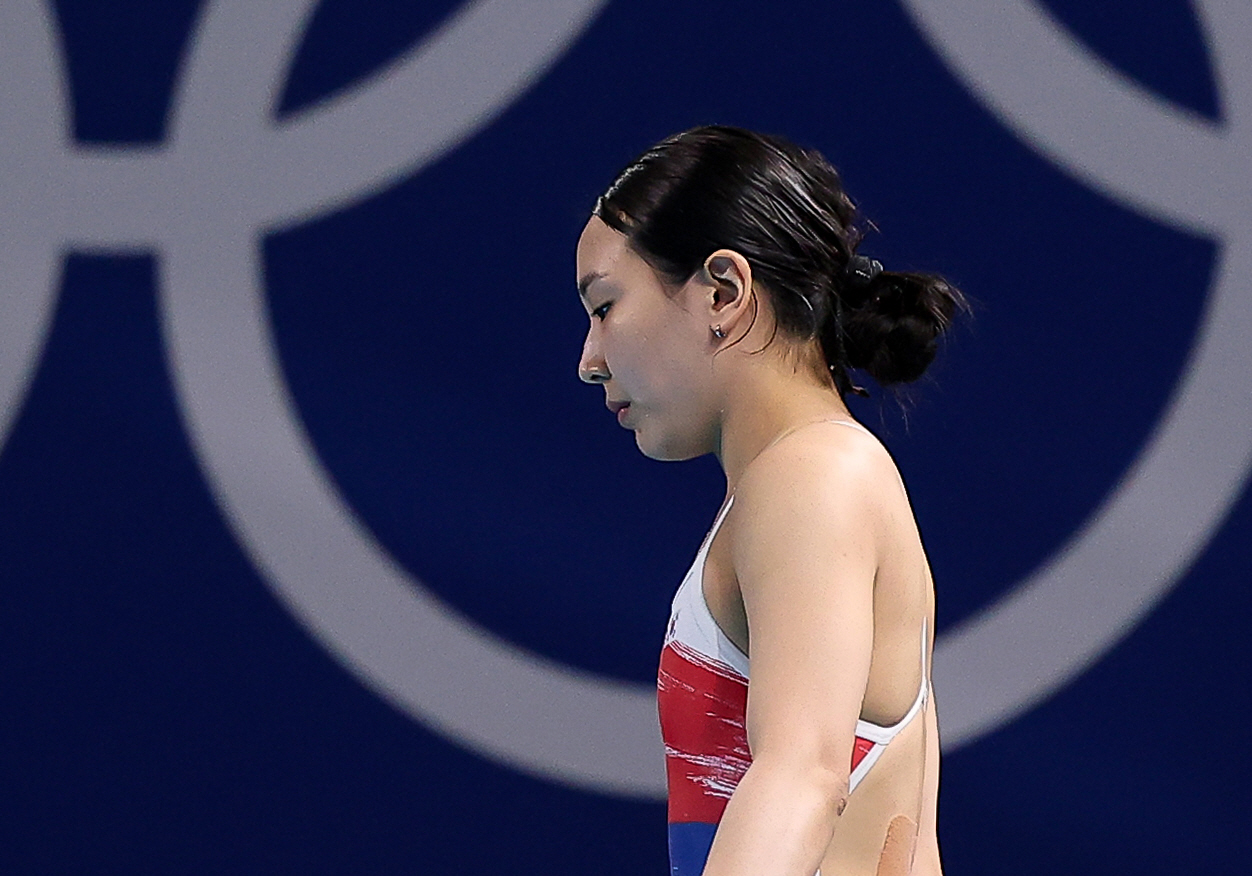 한국 다이빙 최초의 세계선수권대회 메달리스트 김수지가 한국 여자 다이빙 선수론 처음으로 올림픽 2회 연속 준결승 진출을 일궈냈다. 김수지는 7일 프랑스 파리 아쿠아틱센터에서 열린 2024 파리 올림픽 다이빙 여자 3ｍ 스프링보드 예선에서 1∼5차 시기 합계 285.50점을 얻어 참가 선수 28명 중 11위에 올라 상위 18명에 주어지는 준결승 티켓을 따냈다. 김수지는 지난 2월 세계선수권 이 종목 동메달리스트다. 연합뉴스