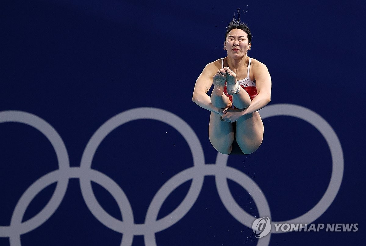 한국 다이빙 최초의 세계선수권대회 메달리스트 김수지가 한국 여자 다이빙 선수론 처음으로 올림픽 2회 연속 준결승 진출을 일궈냈다. 김수지는 7일 프랑스 파리 아쿠아틱센터에서 열린 2024 파리 올림픽 다이빙 여자 3ｍ 스프링보드 예선에서 1∼5차 시기 합계 285.50점을 얻어 참가 선수 28명 중 11위에 올라 상위 18명에 주어지는 준결승 티켓을 따냈다. 김수지는 지난 2월 세계선수권 이 종목 동메달리스트다. 연합뉴스