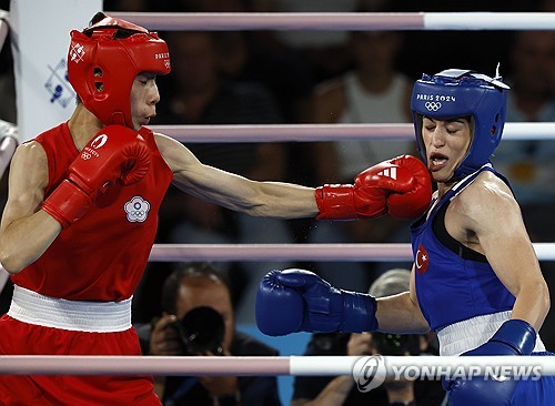 대만 여성 복서 린위팅은 8일(한국시간) 프랑스 파리의 롤랑가로스 경기장에서 열린 2024 파리 올림픽 복싱 여자 57kg급 준결승전에서 에스라 카르만(튀르키예)을 상대로 5-0 심판 전원일치 판정승을 거두며 결승에 올랐다. 앞서 여자 66kg급에서 결승에 오른 이마네 칼리프(알제리)와 함께 남성을 뜻하는 XY 염색체를 갖고 있는 복서들이 모두 결승에 오르면서 둘의 이야기가 이번 올림픽 최대 화제로 계속 오르내리게 됐다. 연합뉴스