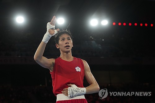 대만 여성 복서 린위팅은 8일(한국시간) 프랑스 파리의 롤랑가로스 경기장에서 열린 2024 파리 올림픽 복싱 여자 57kg급 준결승전에서 에스라 카르만(튀르키예)을 상대로 5-0 심판 전원일치 판정승을 거두며 결승에 올랐다. 앞서 여자 66kg급에서 결승에 오른 이마네 칼리프(알제리)와 함께 남성을 뜻하는 XY 염색체를 갖고 있는 복서들이 모두 결승에 오르면서 둘의 이야기가 이번 올림픽 최대 화제로 계속 오르내리게 됐다. 연합뉴스