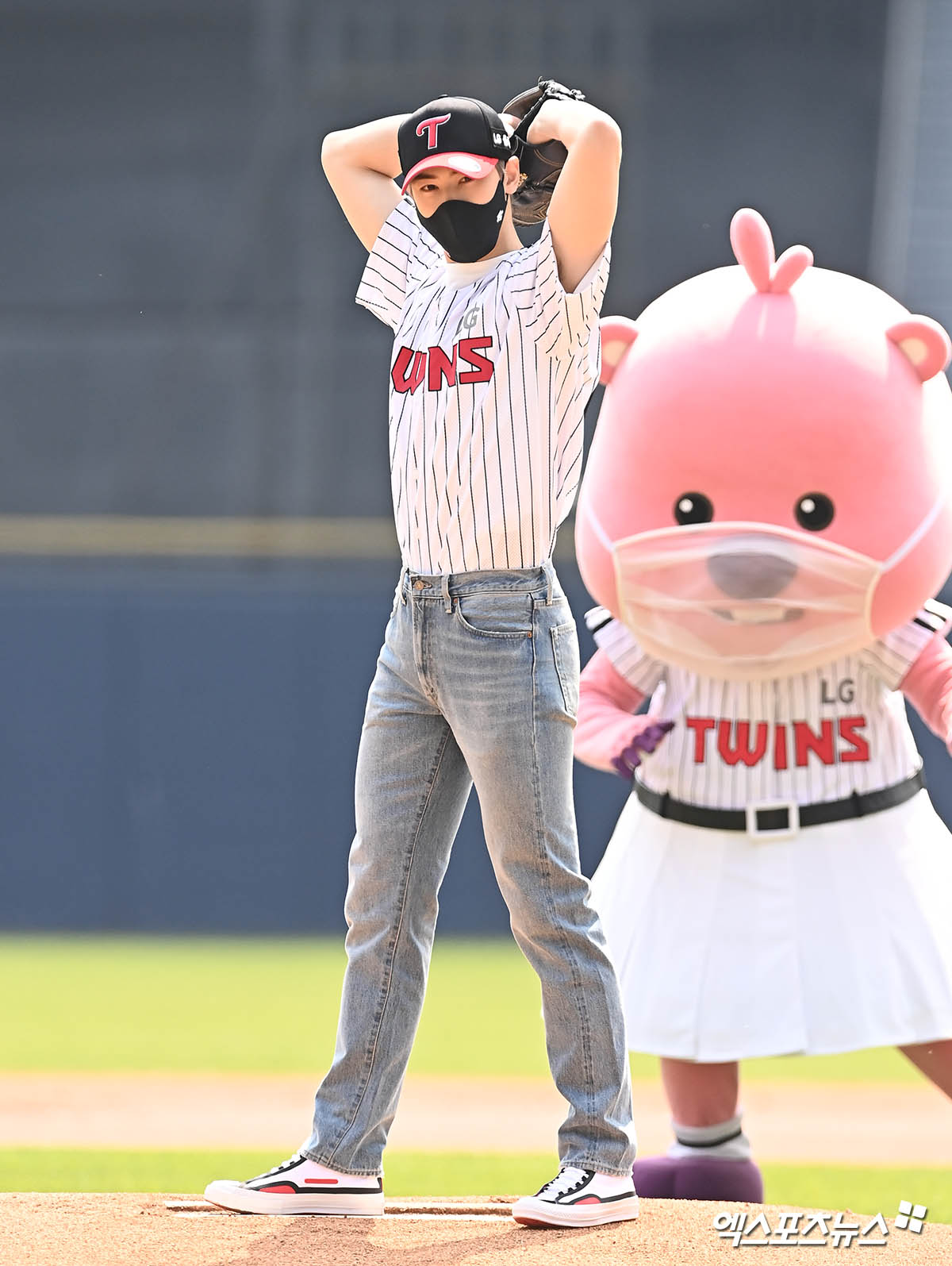 10일 오후 서울 송파구 잠실야구장에서 열린 ‘2021 신한은행 SOL KBO 리그’ SSG 랜더스와 LG 트윈스의 경기에 앞서 아스트로 차은우가 시구를 선보이고 있다. 엑스포츠뉴스DB