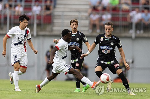 PSG가 8일(한국시간) 오스트리아 클라텐푸르트에 있는 뵈르터제 슈타디온에서 열린 슈투름 그라츠와의 친선 경기에서 2-2로 비겼다.   PSG의 이번 프리시즌 첫 경기인 이번 경기에서 이강인은 카를로스 솔레르와 함께 중앙 미드필더로 선발 출장했다. 축구통계매체 소파스코어는 이강인에게 양 팀 합쳐 최고 평점인 7.6점을 부여했다. 득점한 솔레르, 음바예보다 높은 평점이었다. 연합뉴스