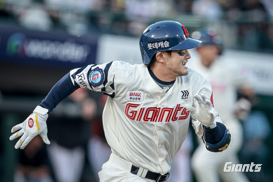 롯데 내야수 신윤후는 7일 사직구장에서 열린 '2024 신한 SOL Bank KBO 리그' NC와 주중 3연전 두 번째 경기에서 7회초 대수비로 투입됐다. 그리고 8회말 첫 타석에서 손주환의 투구에 머리를 맞으며 경기장을 빠져나갔다. 신윤후는 검진 차 병원 내원할 예정이다. 롯데 자이언츠