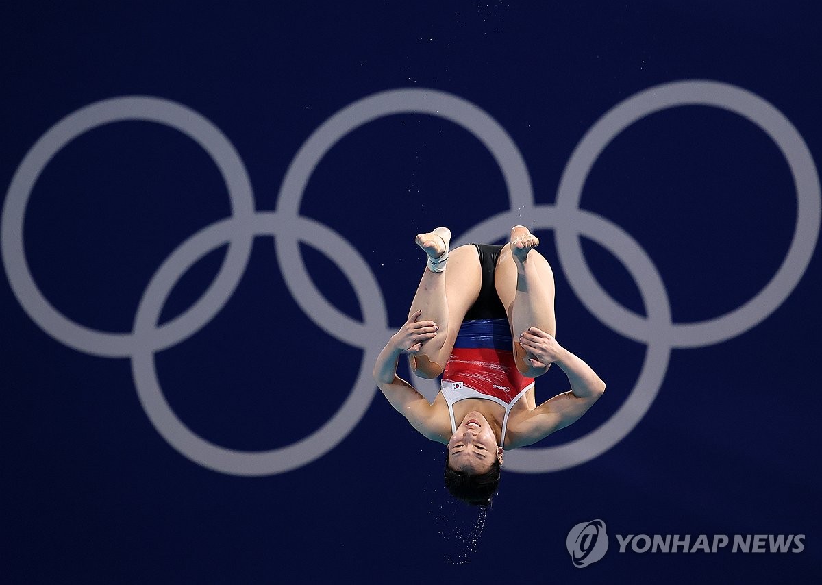 한국 여자 다이빙 간판 김수지가 생애 첫 올림픽 결승 진출에 아깝게 실패했다. 김수지는 8일 프랑스 파리 아쿠아틱센터에서 열린 2024 파리 하계올림픽 다이빙 여자 3ｍ 스프링보드 준결승에서 1∼5차 시기 합계 272.75점을 얻어 13위를 차지했다. 상위 12명까지 주어지는 결승 티켓을 놓쳤다. 12위를 기록한 야스민 하퍼(영국·278.90점)에 6.15점이 부족해 준결승에서 여정을 마무리했다. 예선 점수만 나왔어도 결승 진출에 문제가 없었으나 준결승 퍼포먼스는 그보다 못 미쳤다. 김수지는 이 종목에서 지난 2월 세게선수권 동메달을 따냈다. 연합뉴스