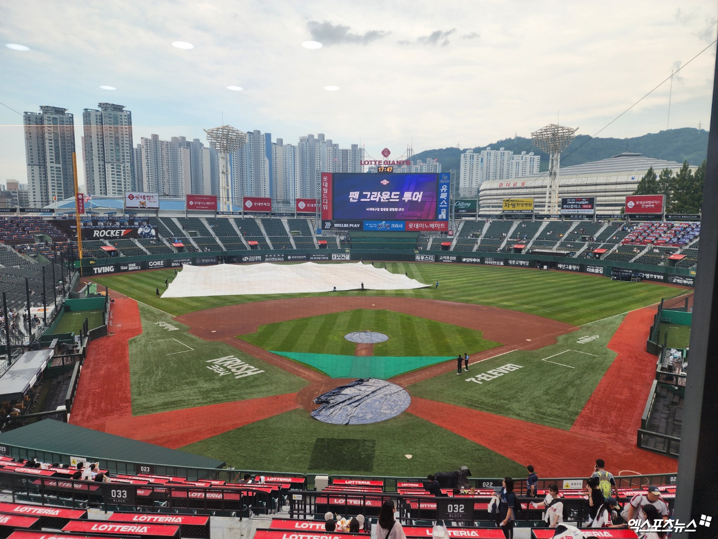 ​​롯데와 NC는 8일 사직구장에서 '2024 신한 SOL Bank KBO 리그' 주중 3연전을 치를 계획이다. 경기 전 내린 비 탓에 경기 개시가 10분 늦어졌다. 오후 6시 40분 경기가 열릴 계획이다. 사직, 박정현 기자