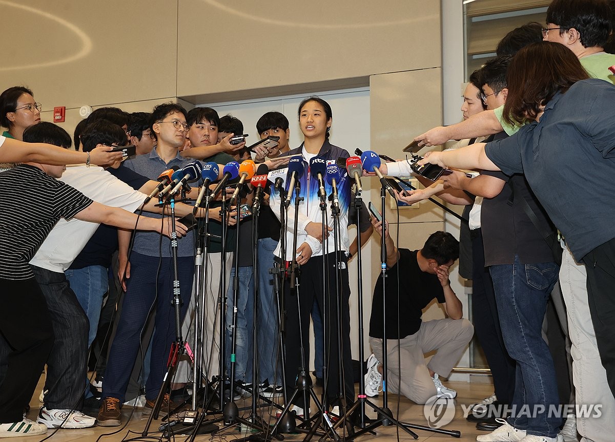 2024 파리 올림픽 배드민턴 여자 단식에서 금메달을 딴 직후 대한배드민턴협회와 대표팀을 향해 '작심 발언'을 쏟아낸 안세영(삼성생명)이 동료 선수들에게 사과하며 대회가 끝난 뒤 관련 입장을 내겠다고 말했다. 대한배드민턴협회와 대표팀에 대한 구체적인 불만 사항은 올림픽이 끝난 뒤 공개하겠다는 계획도 내비쳤다. 파리 올림픽은 현지시간으로 11일, 한국시간으로 12일 오전 막을 내린다. 연합뉴스