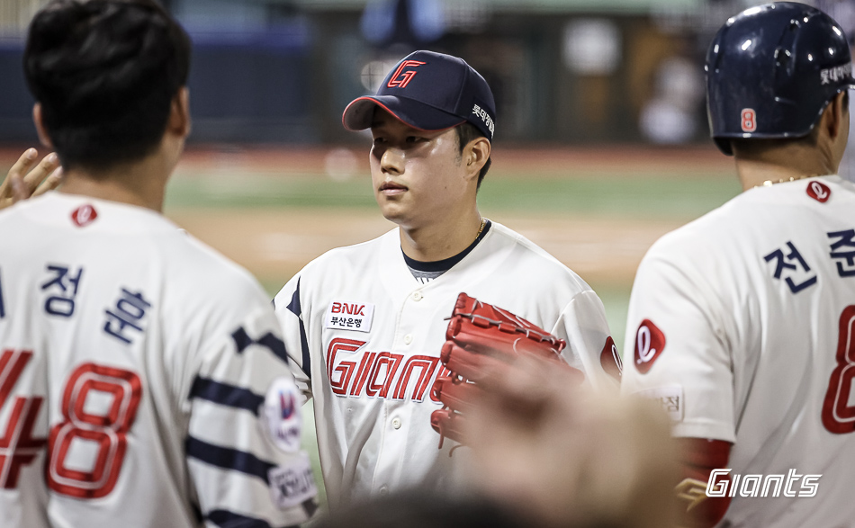 롯데 투수 김강현(가운데)은 최근 안정적인 활약으로 불펜에 큰 힘이 되어주고 있다. 롯데 자이언츠 