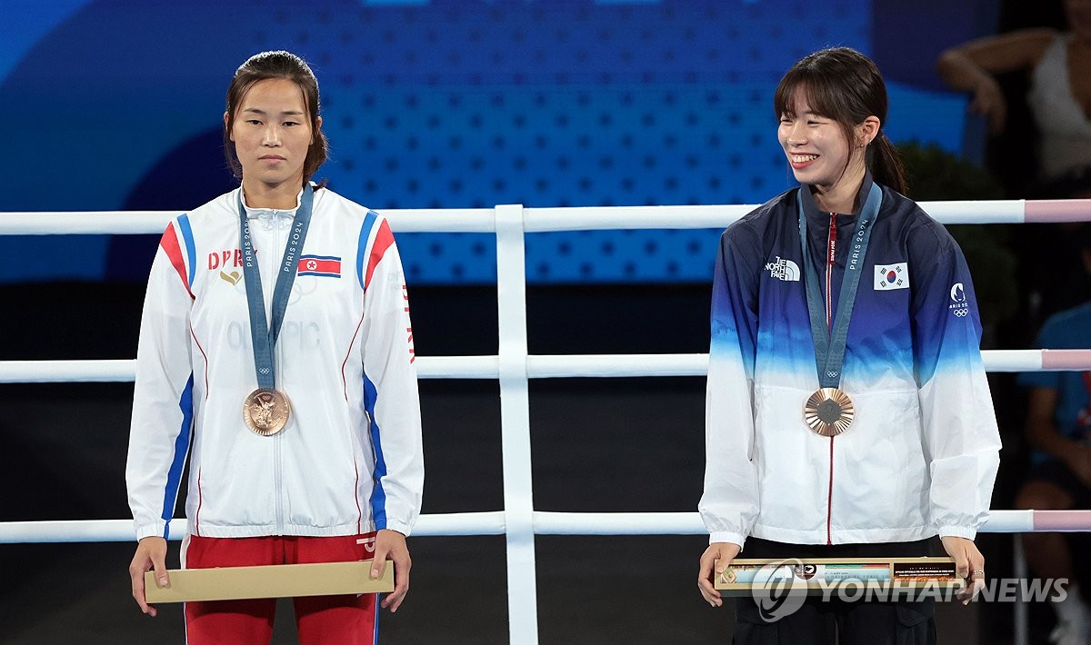 남한 임애지와 북한 방철미는 9일 프랑스 파리 롤랑가로스 경기장에서 열린 2024 파리 올림픽 복싱 여자 54kg급 메달 시상식에서 나란히 동메달을 목에 걸었다. 방예지는 임애지와 셀카를 찍을 때도 굳은 표정을 지었지만 마지막에 임애지의 말 한마디에는 살짝 미소를 짓기도 했다. 둘은 2년 뒤 나고야 아시안게임을 기약했다. 연합뉴스