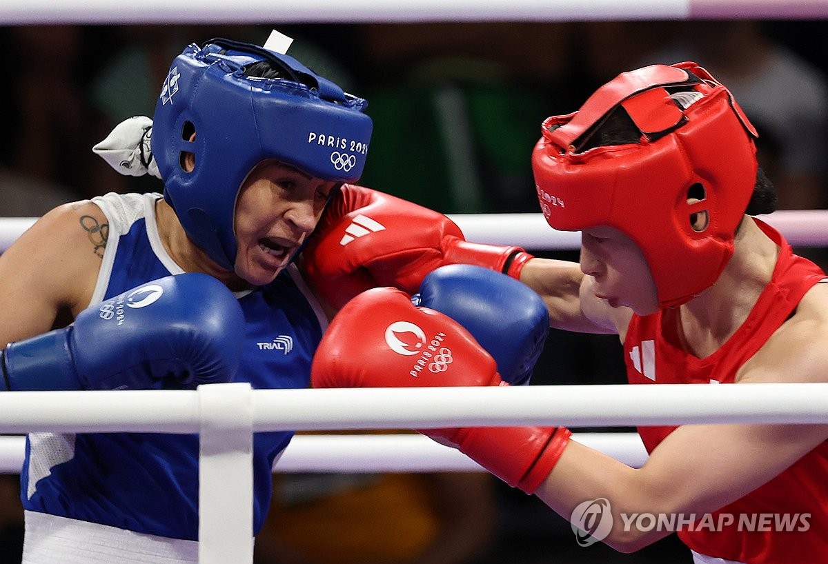 남한 임애지와 북한 방철미는 9일 프랑스 파리 롤랑가로스 경기장에서 열린 2024 파리 올림픽 복싱 여자 54kg급 메달 시상식에서 나란히 동메달을 목에 걸었다. 방예지는 임애지와 셀카를 찍을 때도 굳은 표정을 지었지만 마지막에 임애지의 말 한마디에는 살짝 미소를 짓기도 했다. 둘은 2년 뒤 나고야 아시안게임을 기약했다. 연합뉴스