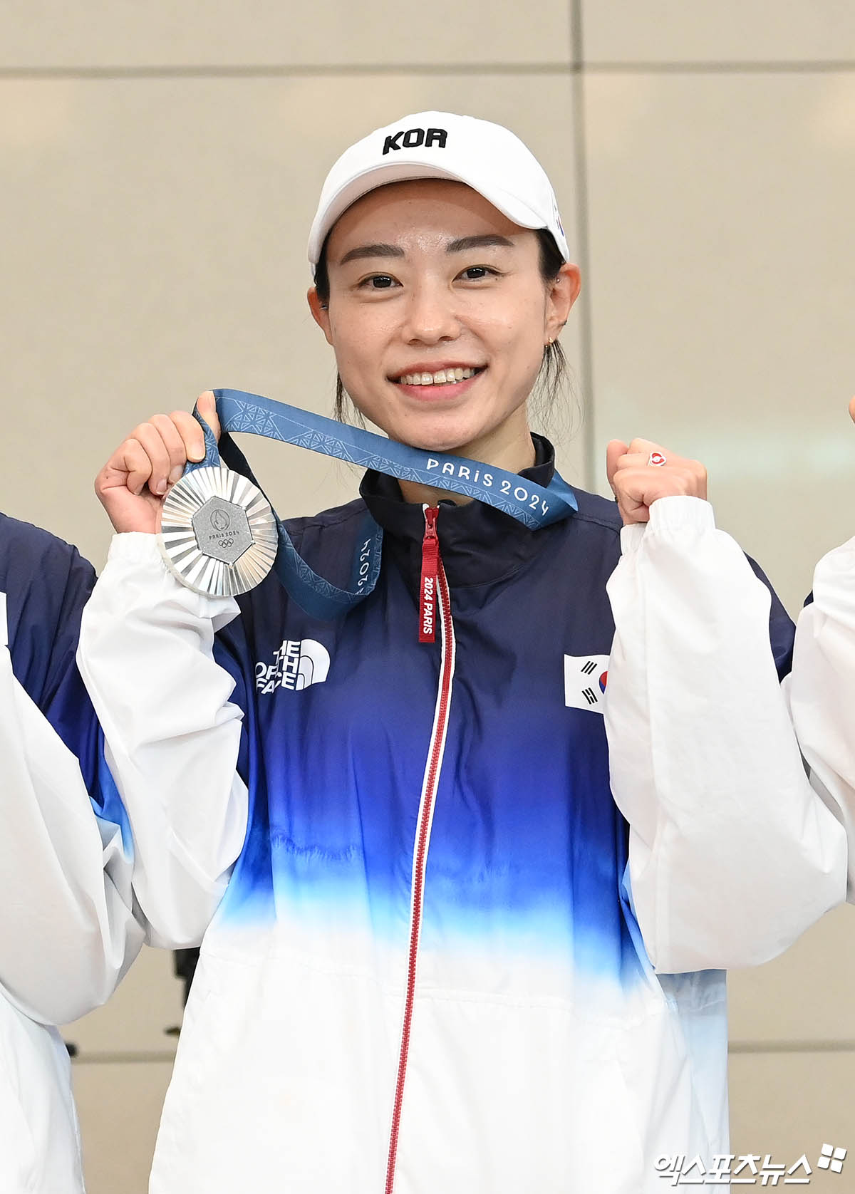 연합뉴스에 따르면 2024 파리 올림픽 여자 10m 공기권총 은메달리스트 김예지는 9일 전북 임실군 전북특별자치도 종합사격장에서 열린 기자회견에서 과로로 인해 인터뷰 중 경련과 함께 쓰러졌다. 김예지는 응급처치를 받은 후 곧바로 병원으로 후송됐는데, 과로로 인해 휴식이 필요하다는 진단을 받은 것으로 알려졌다. 엑스포츠뉴스DB