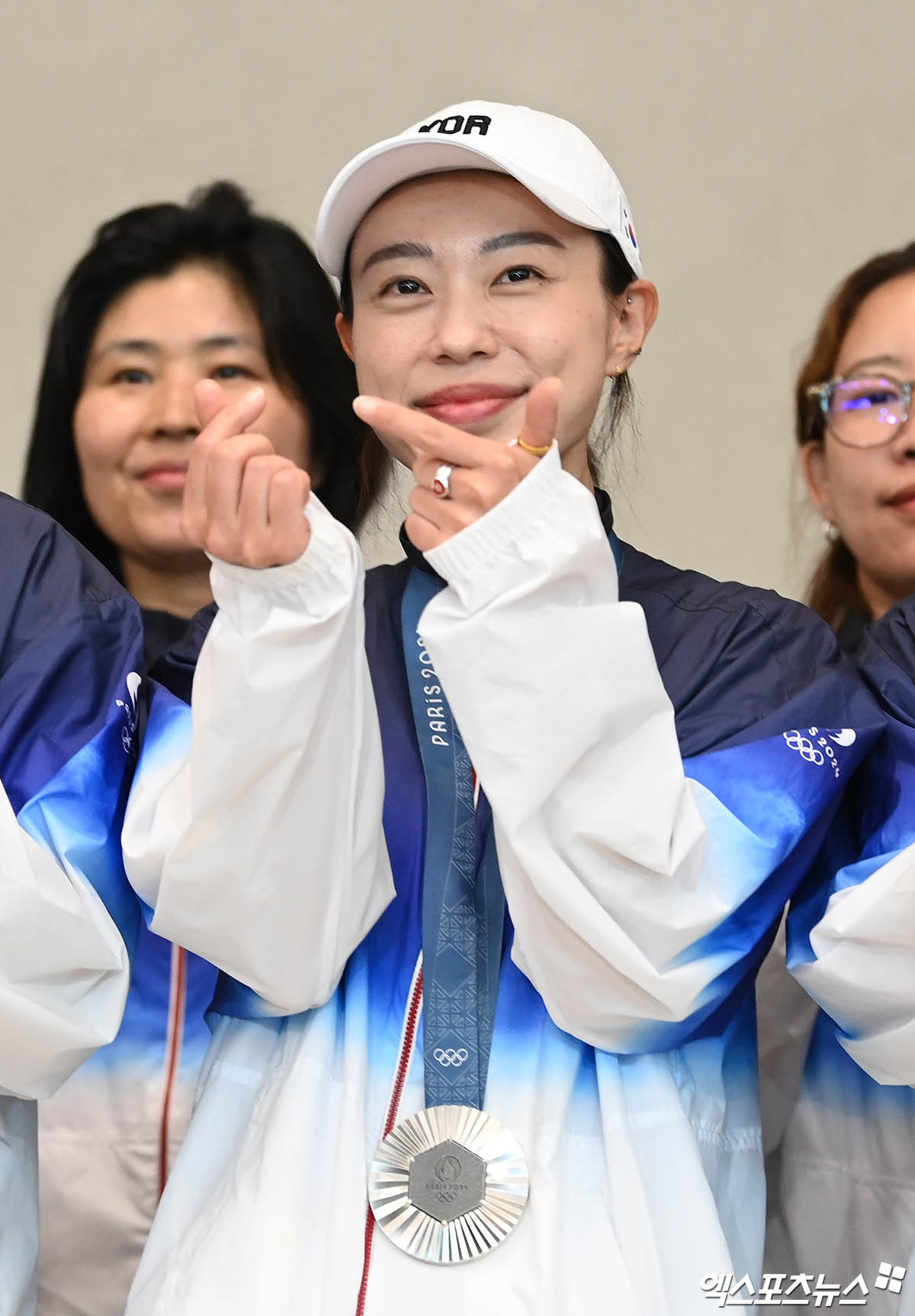 대한민국 사격 대표팀 선수단이 2024 파리 올림픽을 마치고 7일 오후 인천국제공항을 통해 귀국했다. 여자 공기권총 10m 은메달리스트 김예지가 포즈를 취하고 있다. 엑스포츠뉴스DB